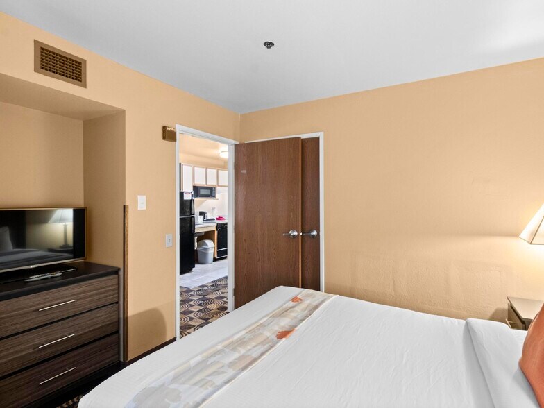More Photos Of 1001 W College, Oak Creek Hotel For Sale