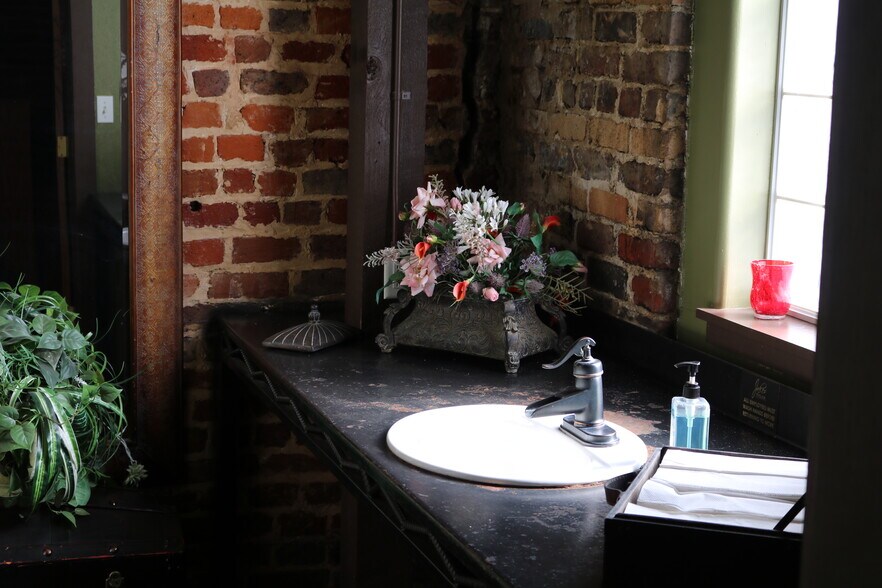 More Photos Of 111 E Erwin St, Tyler Storefront Retail Office For Sale