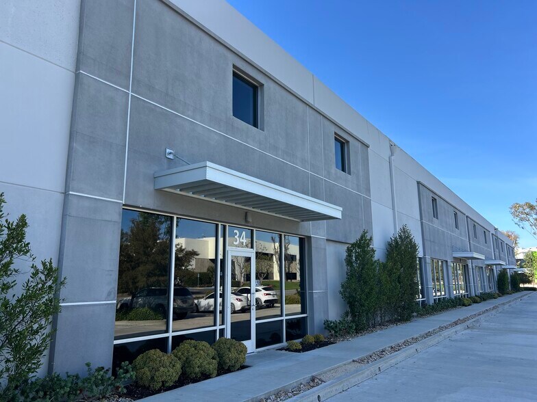 More Photos Of 34 Thomas, Irvine Research And Development For Lease