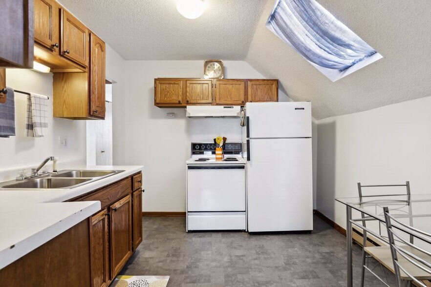 More Photos Of 613 E La Salle Ave, Barron Restaurant For Sale