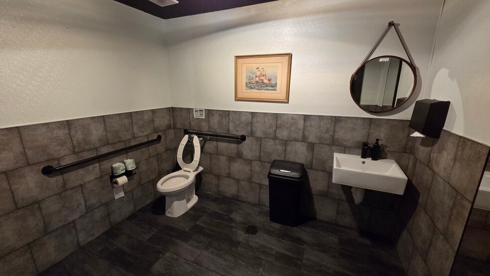 More Photos Of 508 Orapax St, Norfolk Restaurant For Lease
