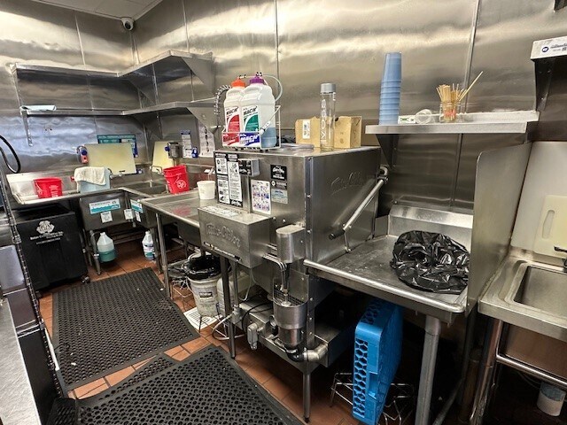 More Photos Of 11820-11830 Ventura Blvd, Studio City Restaurant For Lease