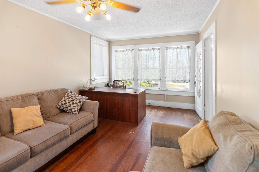 More Photos Of 1016 Main St, Kerrville Office For Sale