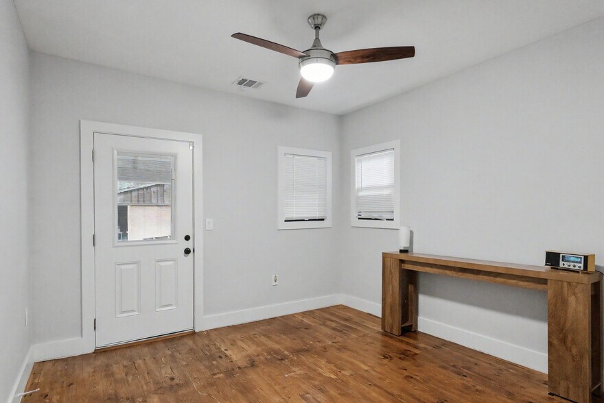 More Photos Of 2506 E Cesar Chavez St, Austin Specialty For Lease