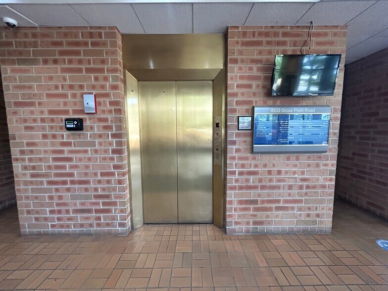 More Photos Of 8831-8833 Gross Point Rd, Skokie Office For Lease