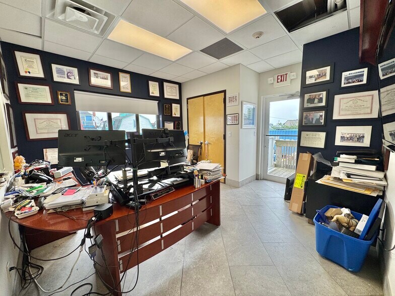 More Photos Of 19 Suffolk St, Freeport Office For Sale
