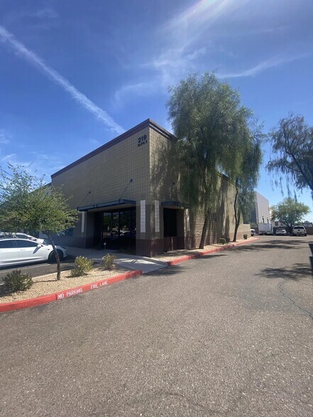 More Photos Of 219 S William Dillard Dr, Gilbert Showroom For Lease