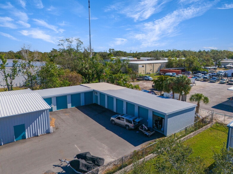 More Photos Of 3945 Sawyer Rd, Sarasota Self Storage For Lease
