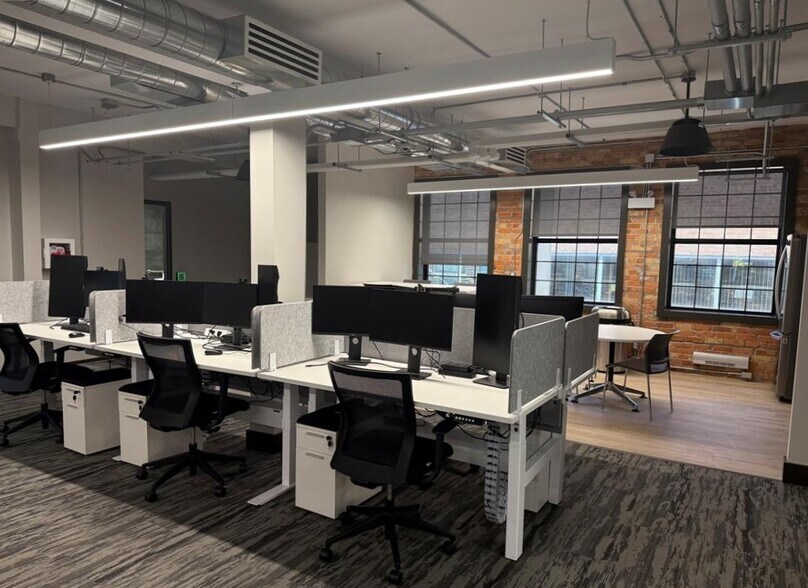 More Photos Of 46-58 Chatham St W, Windsor Office For Lease