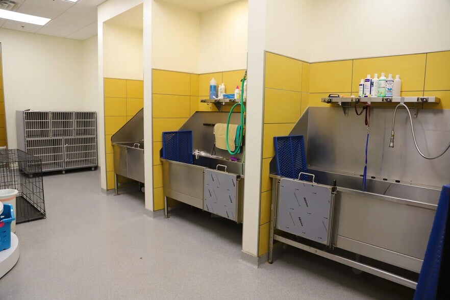 More Photos Of 2020 N Kelly Ave, Edmond Veterinarian Kennel For Sale