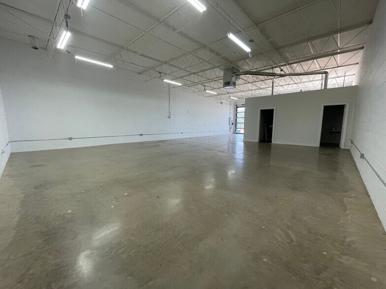 More Photos Of 4829 Gretna St, Dallas Industrial For Lease