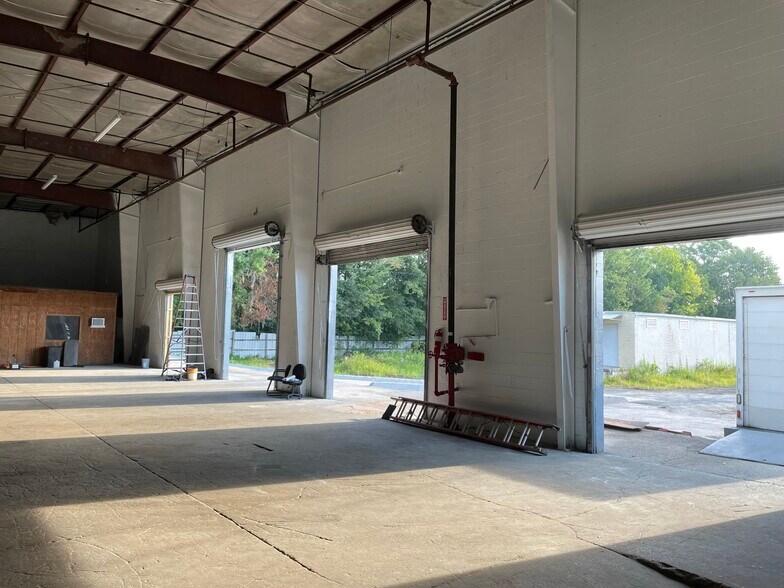 More Photos Of 692 Edgewood Ave N, Jacksonville Warehouse For Lease
