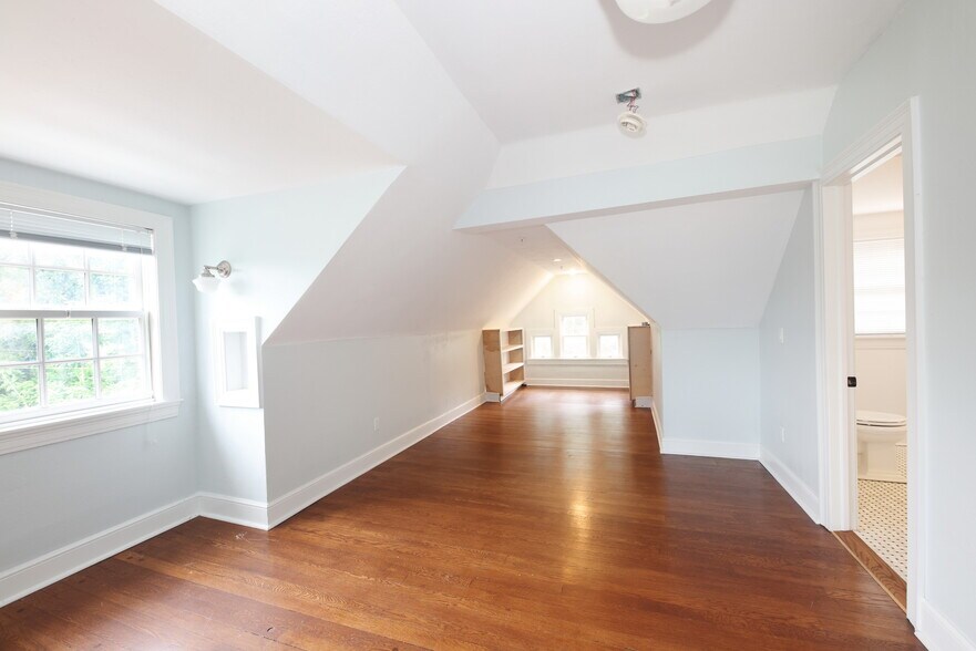 More Photos Of 12 Lotus Ave, Chester Specialty For Sale