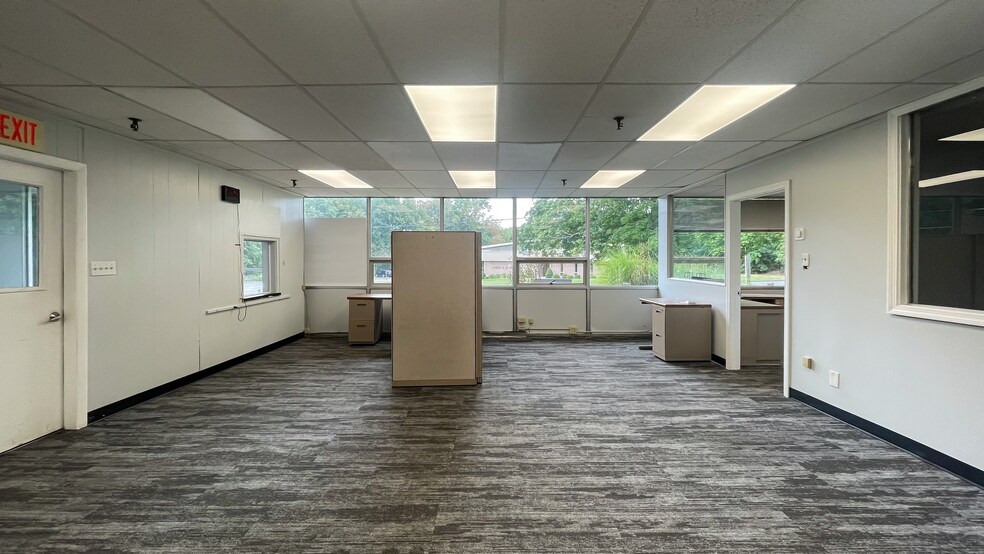 More Photos Of 9 Britton Dr, Bloomfield Manufacturing For Lease