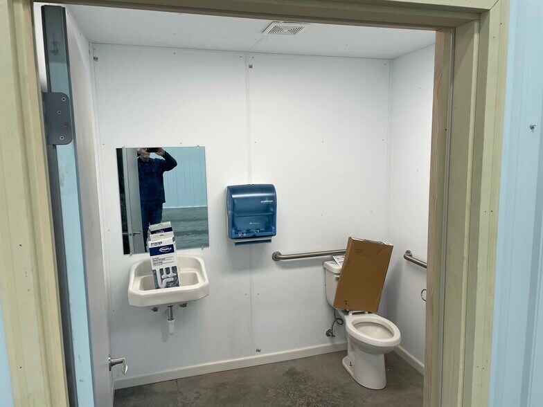 More Photos Of 24947 Larson, Lakeville Warehouse For Lease