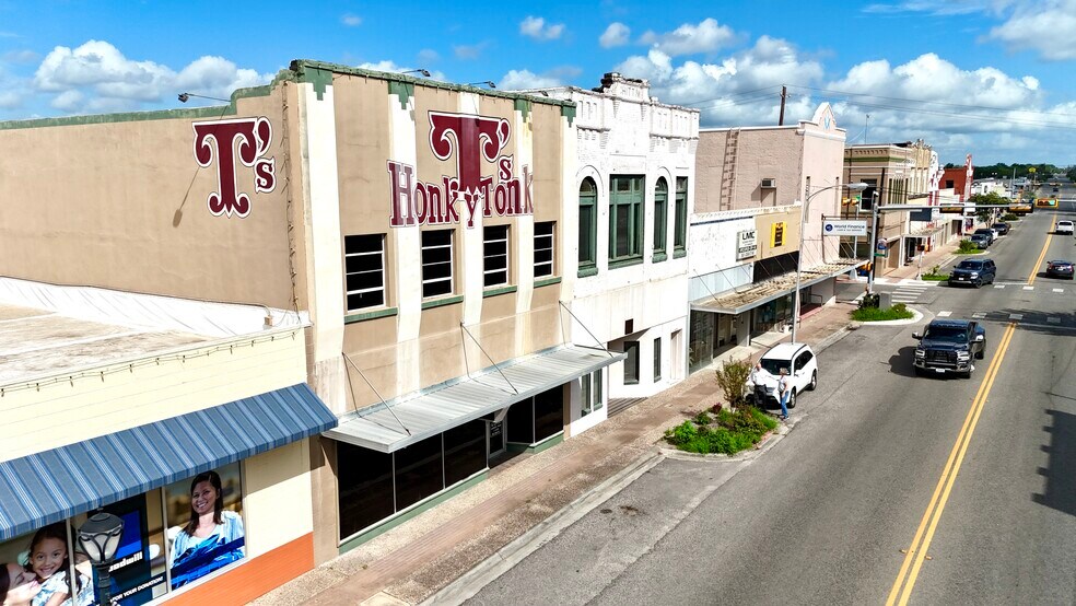 More Photos Of 209 N Washington St, Beeville Bar For Sale