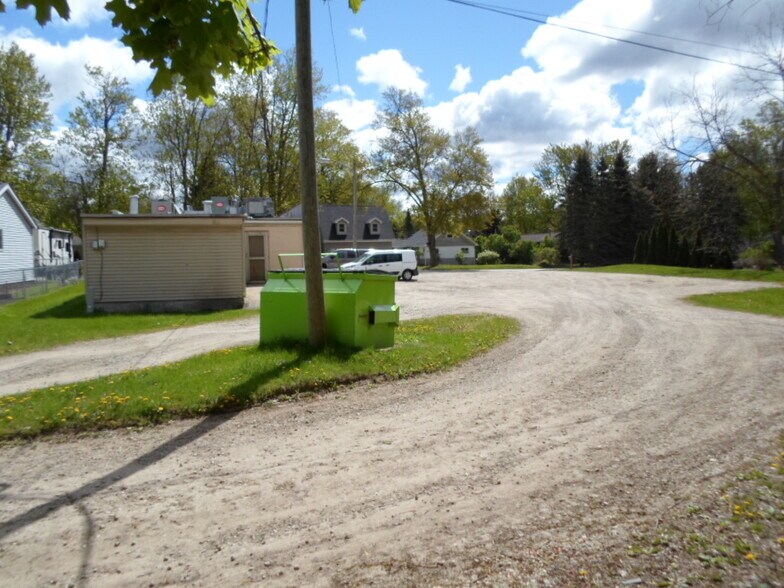 More Photos Of 41 N Conklin Rd, Lake Orion General Retail For Sale