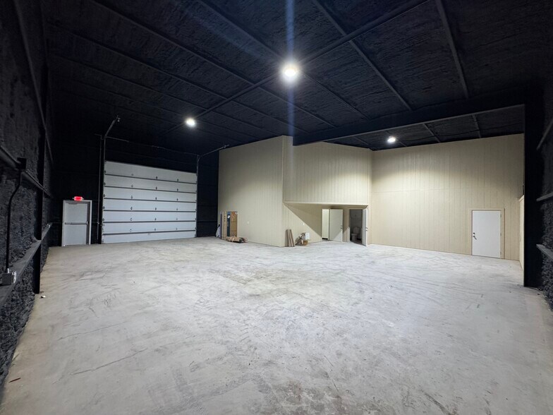 More Photos Of 450 Hwy 290 E, Elgin Light Distribution For Lease