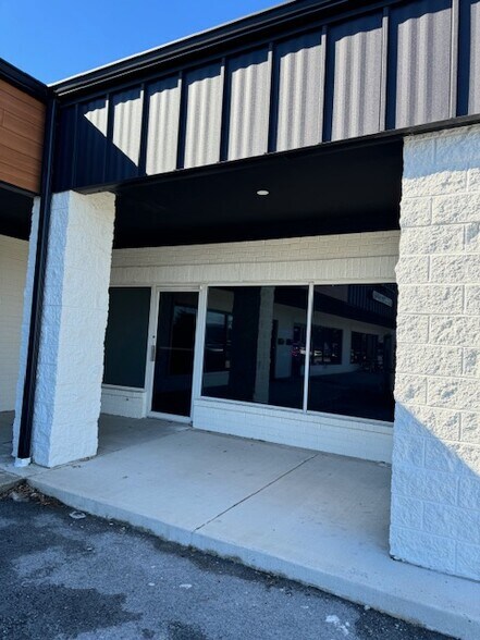 More Photos Of 2540-2550 45th St, Highland General Retail For Lease