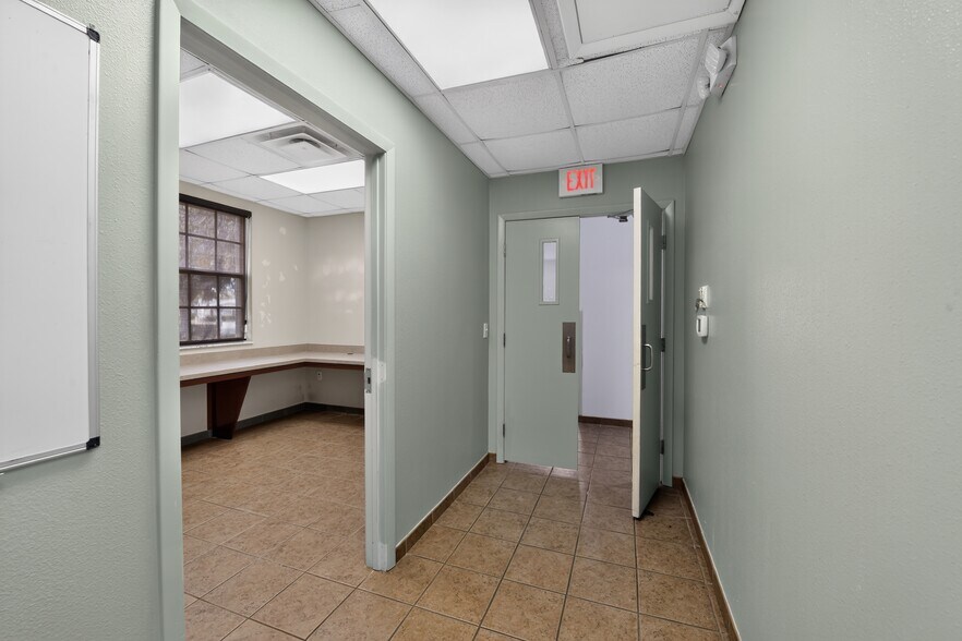 More Photos Of 2555 Pinellas Point Dr S, Saint Petersburg Veterinarian Kennel For Sale