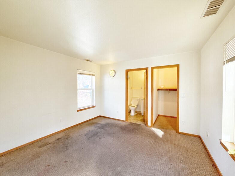 More Photos Of 217 NE 192nd Ave, Portland Flex For Sale
