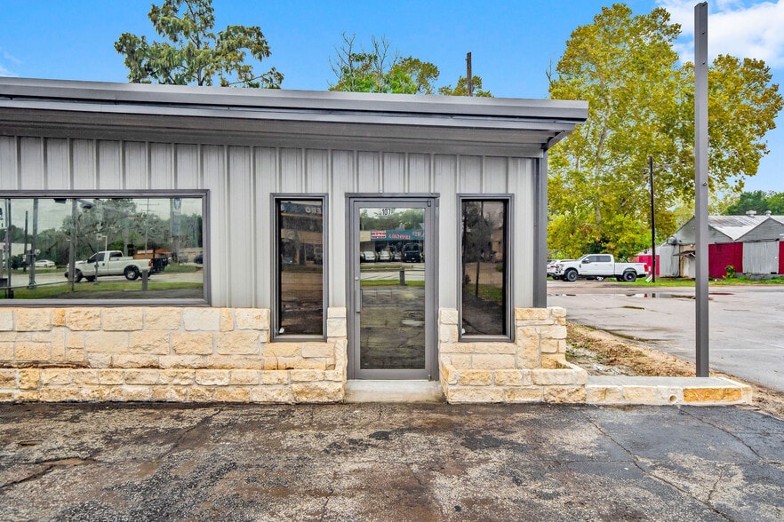 More Photos Of 107 N Danville St, Willis Showroom For Lease