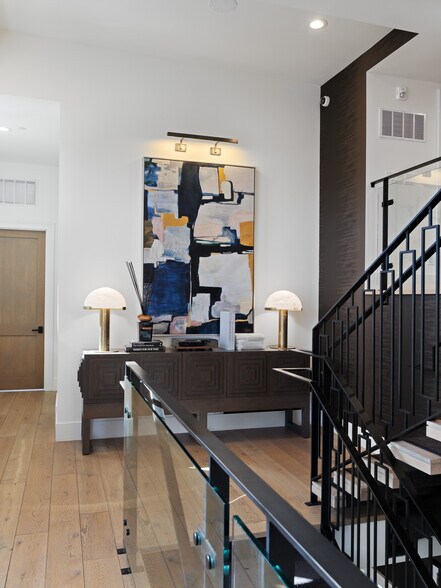 More Photos Of 4554 Forestdale Dr, Park City Showroom For Lease