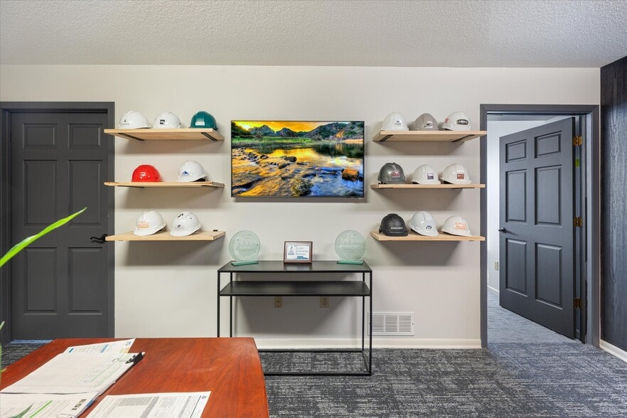 More Photos Of 1810 Crestview Dr, Hudson Office For Sale