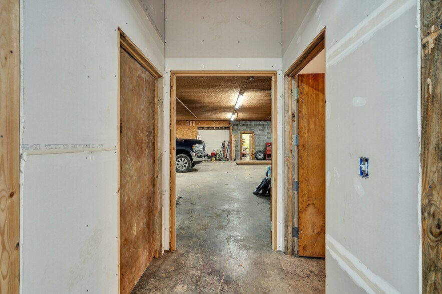 More Photos Of 1050 Whisperwood Trl NE, Cleveland Light Distribution For Sale