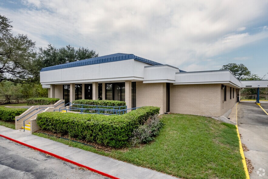 Primary Photo Of 4101 Clinton Dr, Houston Bank For Lease