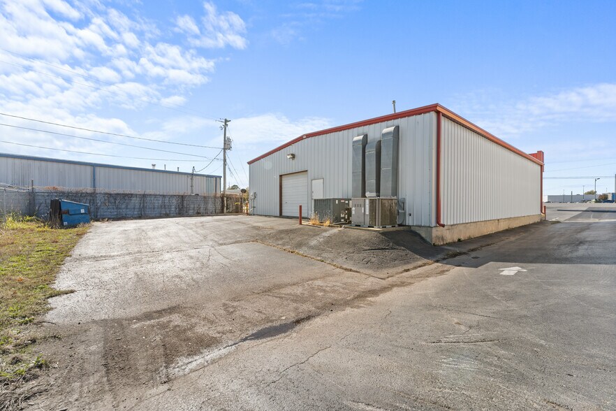 More Photos Of 2103 S Thompson St, Springdale Freestanding For Sale