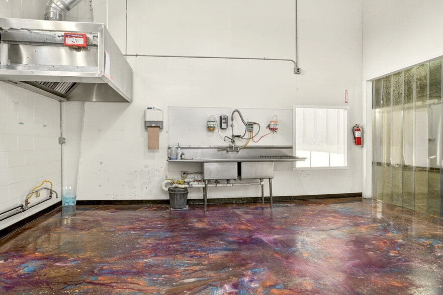 More Photos Of 3100 Merriman Rd, Medford Light Distribution For Sale