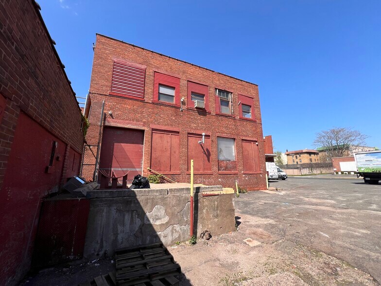 More Photos Of 19-29 Lafayette St, Hartford Distribution For Sale