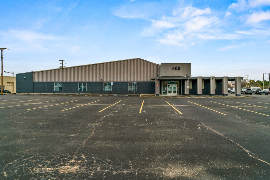More Photos Of 400 W Maple Rd, Troy Office For Sale