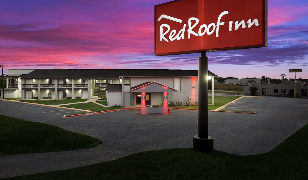 More Photos Of 203 N I-45, Madisonville Hotel For Sale