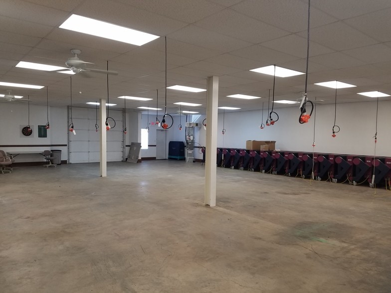 More Photos Of 7527 Gary Rd, Manassas Warehouse For Sale