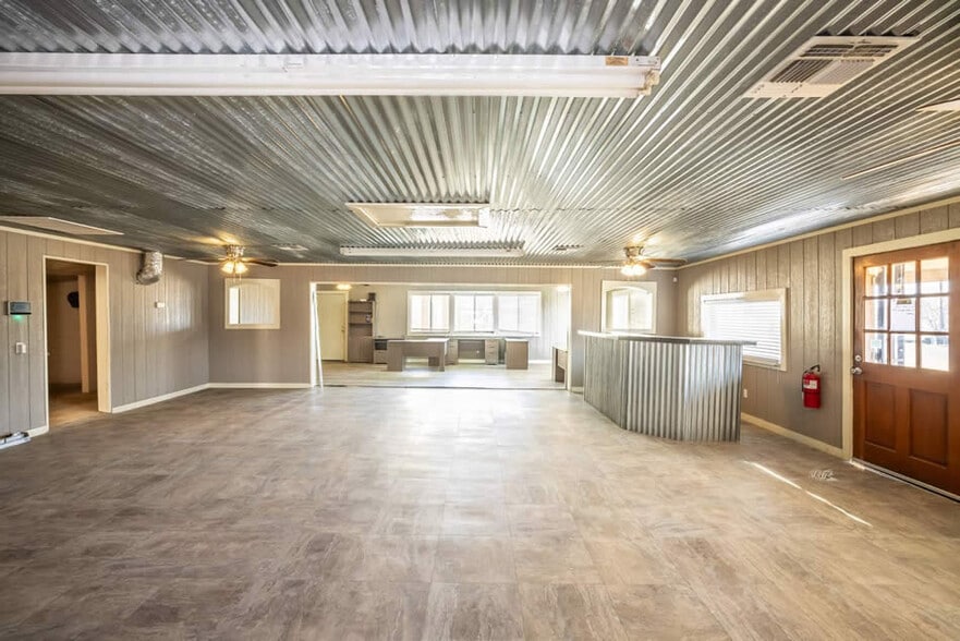 More Photos Of 713 N Riedel St, Yorktown Office For Sale