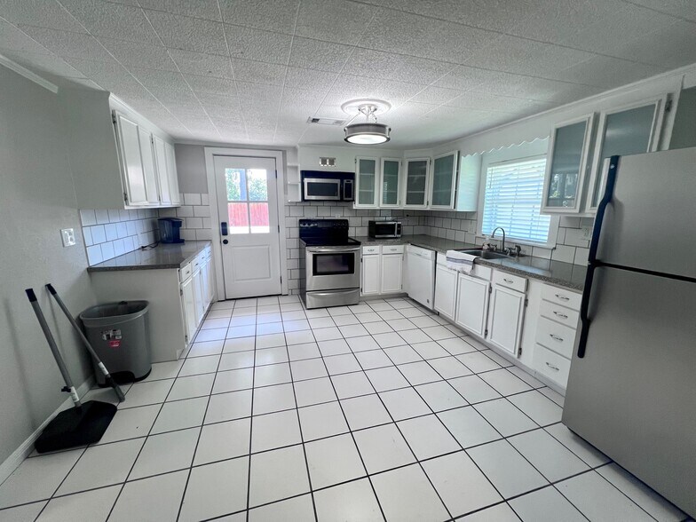 More Photos Of 2506 Anders Ln, Kemah Medical For Lease