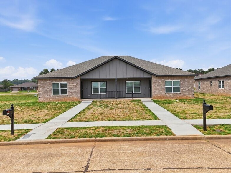 More Photos Of 3611 & 3613 Frontier Avenue, Ponca City Specialty For Sale