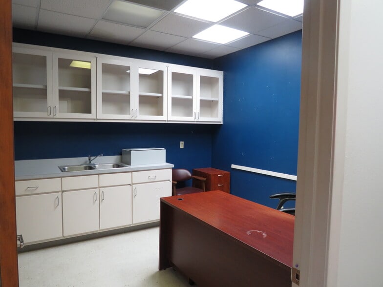 More Photos Of 1205-1211 W Austin St, Port Lavaca Office For Sale