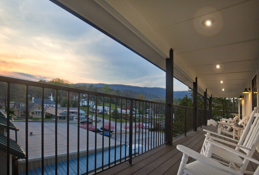 More Photos Of 118 Oak Crescent Cir, Clayton Hotel For Sale