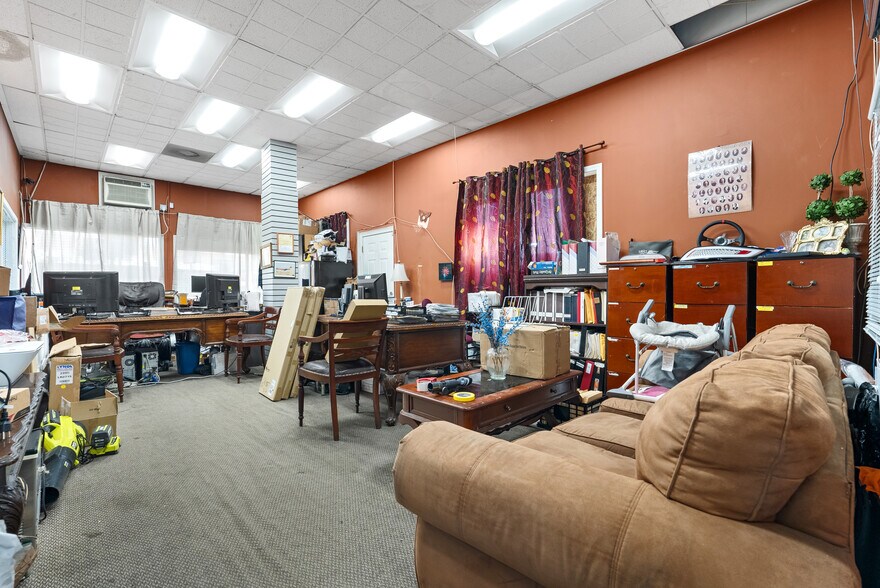 More Photos Of 6025 Laurel Canyon Blvd, North Hollywood Auto Dealership For Sale