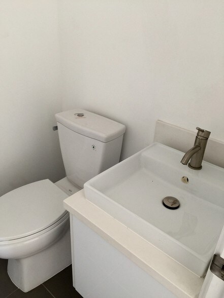 More Photos Of 6007 Barton Ave, Los Angeles Apartments For Sale