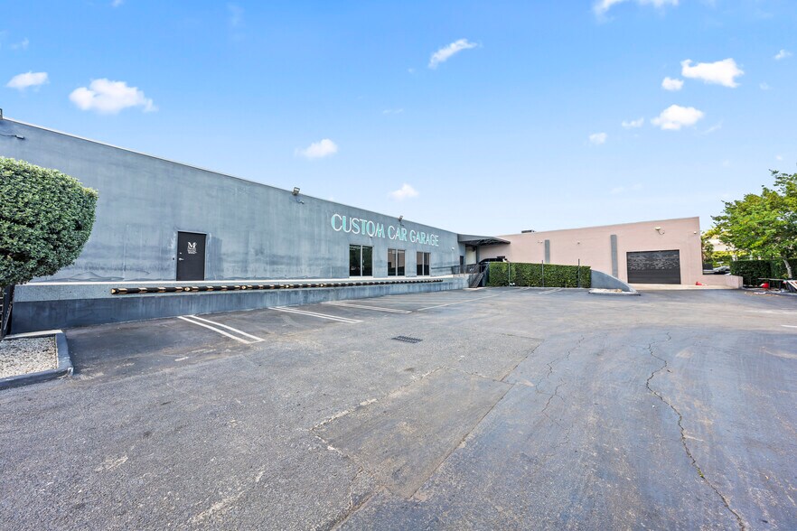 More Photos Of 2500 NW 39th St, Miami Light Distribution For Sale