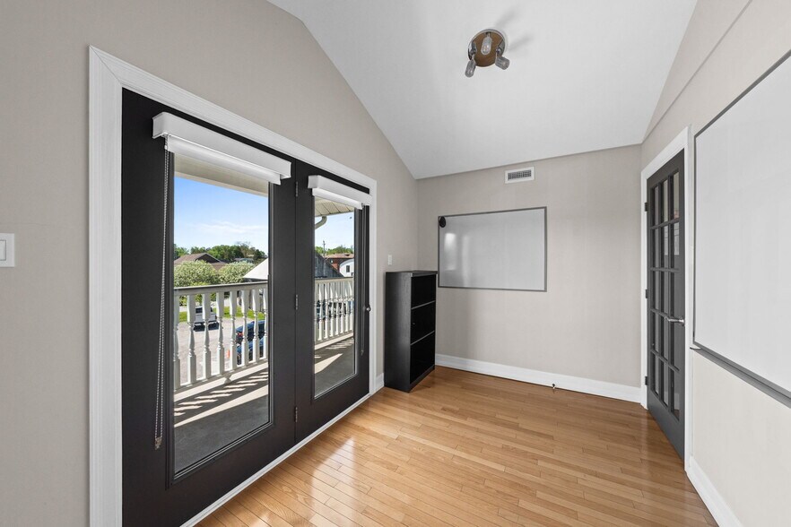 More Photos Of 5550 Manotick Main St, Ottawa Office Residential For Sale