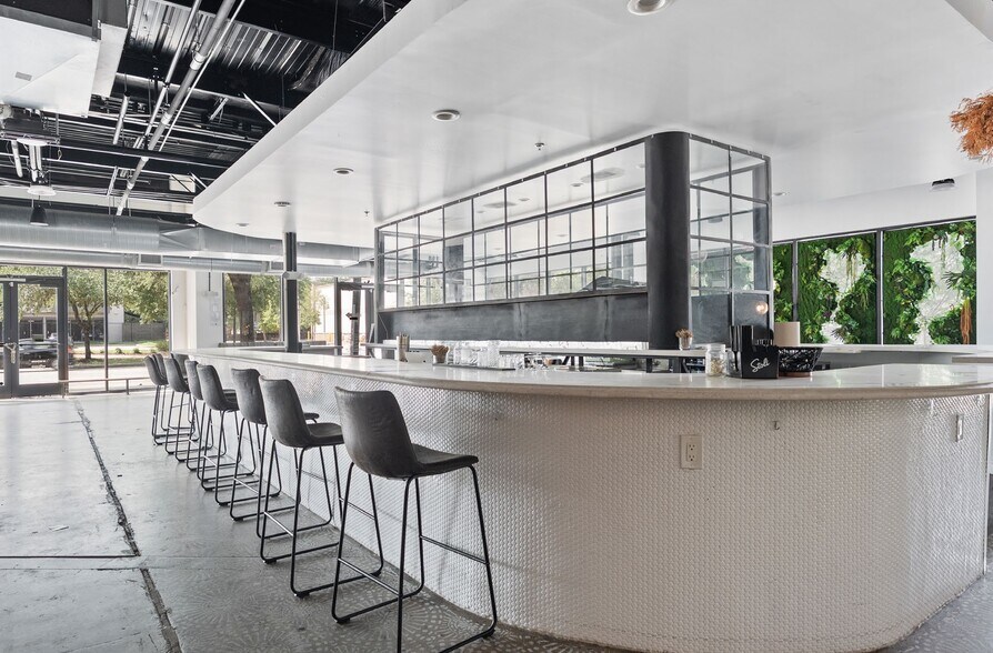 More Photos Of 606 Dennis St, Houston Storefront For Sale