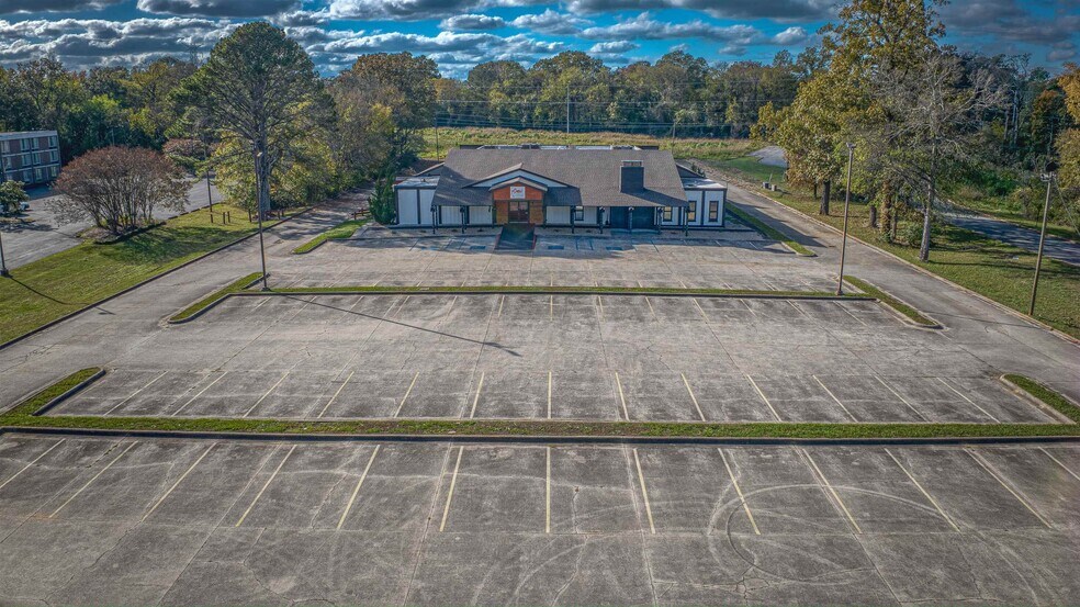 More Photos Of 4840 Hatch Blvd, Muscle Shoals Restaurant For Sale