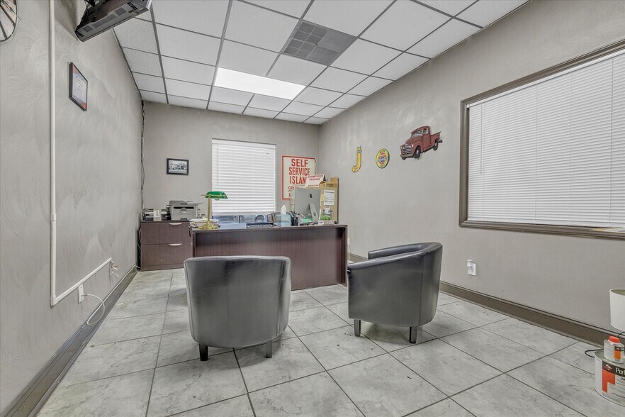 More Photos Of 1474 Peters Creek Rd NW, Roanoke Auto Repair For Sale