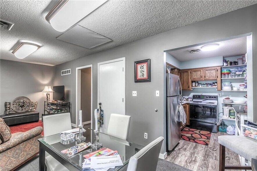 More Photos Of 4 W Monroe St, Buckner Office For Lease