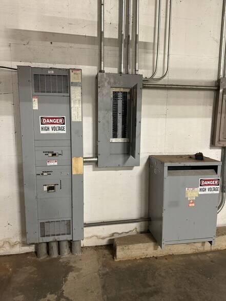 More Photos Of 1090 Shamrock Ave, Landrum Distribution For Sale